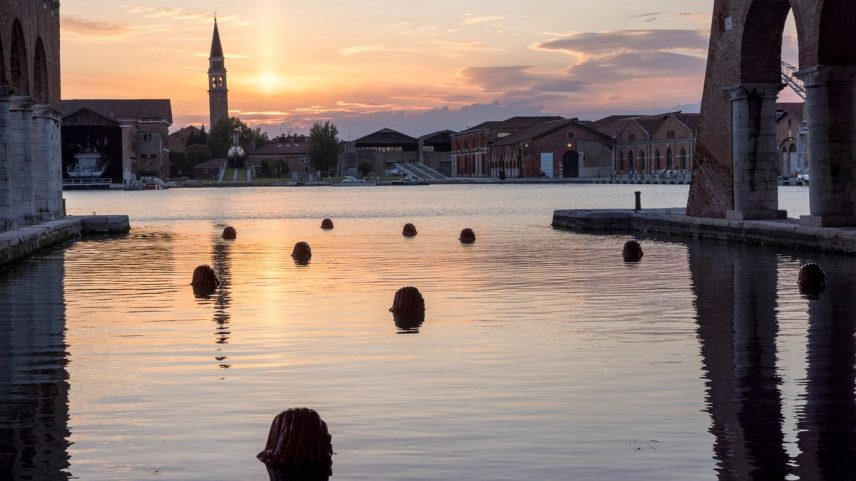 Mais de 70 artistas da Bienal de Veneza se retiram de prêmios