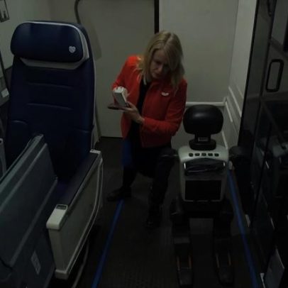 Robô que viajou de avião como passageiro enfrenta nova regra e reclama proibição