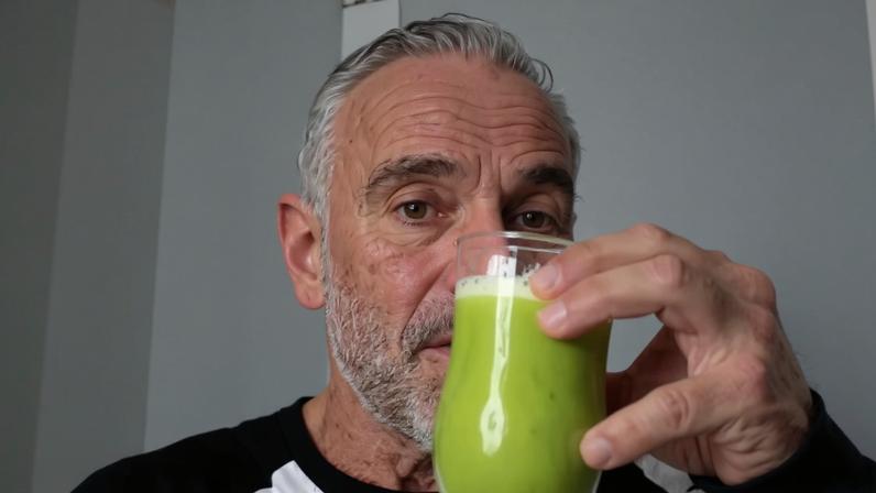 Redução da retenção de líquidos com suco diurético de 3 ingredientes