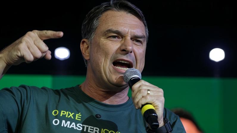 Pré-campanha de Flávio Bolsonaro vai ao TSE contra Atlas/Bloomberg