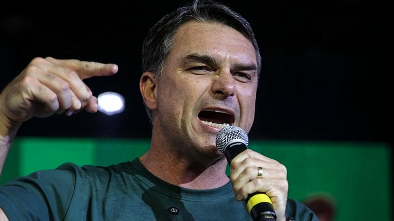 Flávio Bolsonaro nega ter pedido encontro com Trump