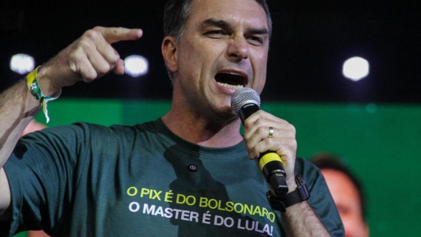 Flávio Bolsonaro se desdiz de reeleição e fala em governo de oito anos