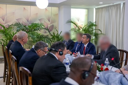 John Ratcliffe, asiste a una reunión con funcionarios cubanos en La Habana, Cuba, el 14 de mayo.