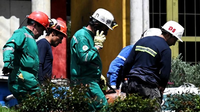 Bombeiros atuando após a explosão de uma mina legal de carvão em Sutatausa, um município cerca de 74 quilômetros ao norte de Bogotá, na Colômbia. Foto: Raul Arboleda/AFP