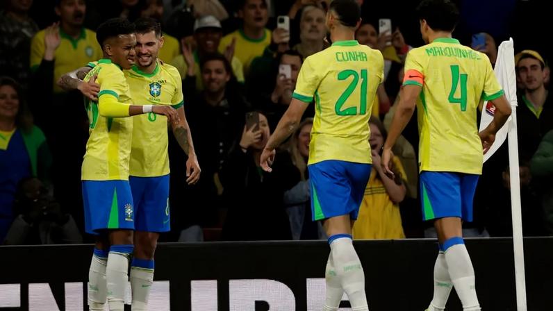 Estêvão comemora gol com Bruno Guimaraes em Brasil x Senegal (Foto: Ian Kington / AFP)
