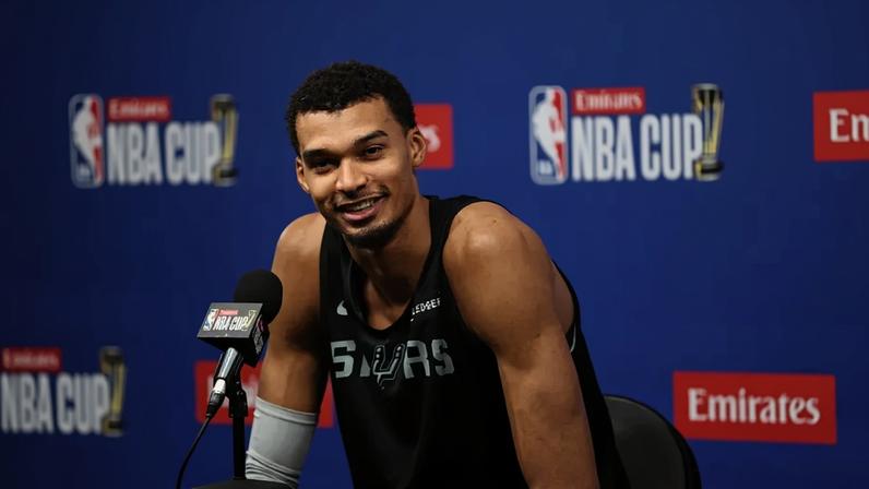Victor Wembanyama na coletiva da Copa NBA (Foto: David L. Nemec / NBAE / Getty Images / Getty Images via AFP)