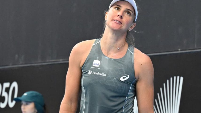 Bia Haddad reage durante partida de simples feminina contra a canadense Victoria Mboko no Adelaide International 2026, em Adelaide, em 12 de janeiro de 2026. (Foto: Michael ERREY/AFP)