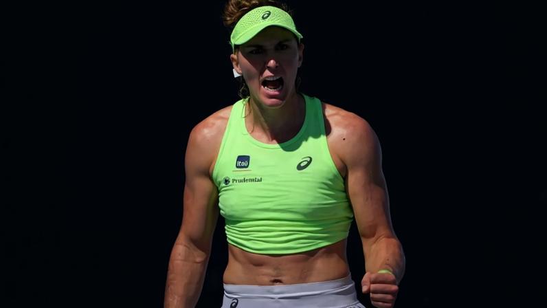 Bia Haddad celebra ponto na estreia no Australian Open (Foto: WILLIAM WEST / AFP)