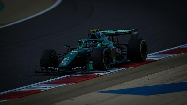 Fernando Alonso no primeiro dia dos testes de pré-temporada da Fórmula 1 no Circuito Internacional do Bahrein, em Sakhir, em 18 de fevereiro de 2026 (Foto: Giuseppe Cacace/AFP)