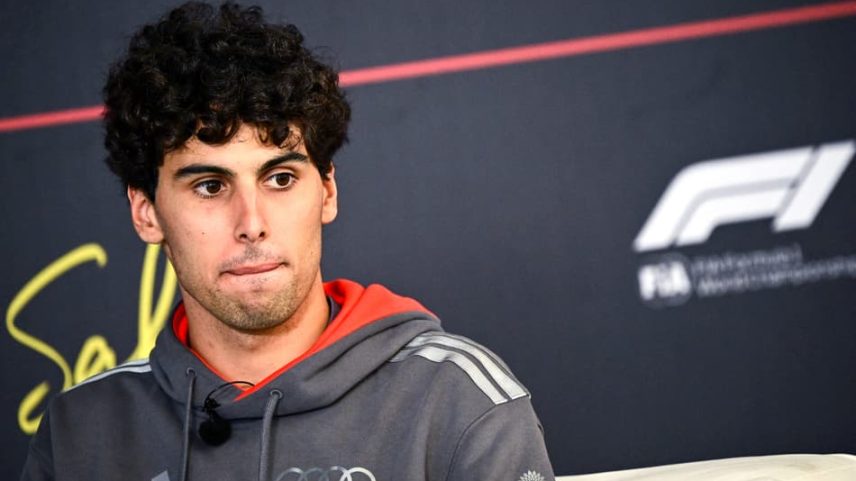 Gabriel Bortoleto em coletiva da pré-temporada da Fórmula 1 (Foto: Giuseppe Cacace/AFP)