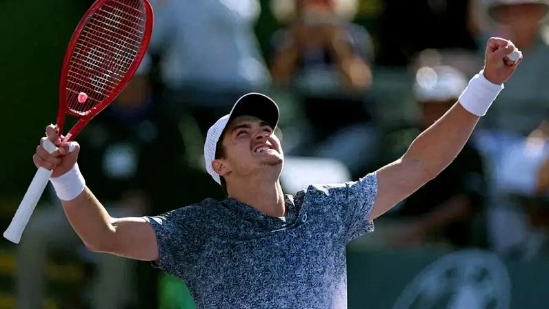 João Fonseca na vitória sobre Karen Khachanov em Indian Wells (Foto: Harry How /AFP)