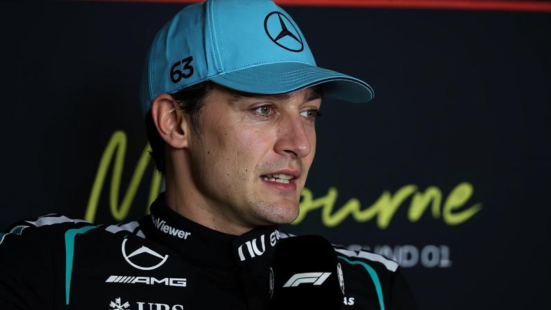 George Russell participa de coletiva após a vitória da Mercedes no GP da Austrália de Fórmula 1 em Albert Park. (Foto: Martin Keep/AFP)