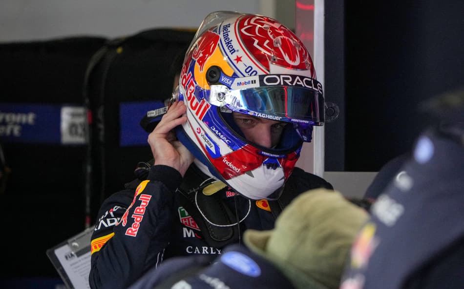Verstappen ajusta o capacete nos boxes durante a classificação da sprint do GP da China (Foto: Andy Wong/Pool/AFP)