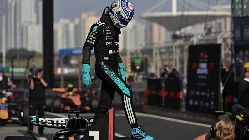 George Russell, vicelíder da temporada, no GP da China (Foto: Hector RETAMAL / AFP)