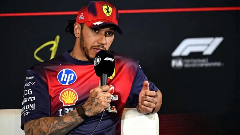 Lewis Hamilton participa de entrevista coletiva após terminar em terceiro lugar no GP da China de Fórmula 1 (Foto: Jade Gao/AFP)