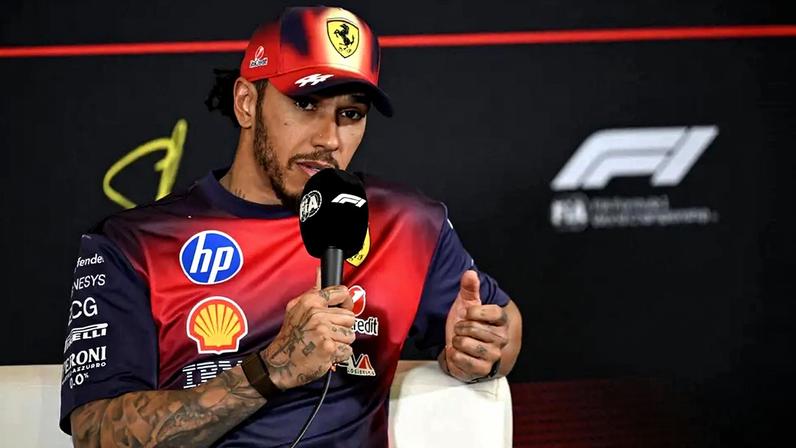 Lewis Hamilton participa de entrevista coletiva após terminar em terceiro lugar no GP da China de Fórmula 1, em 15 de março de 2026 (Foto: Jade Gao/AFP)