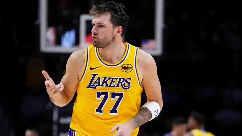 Luka Dončić forma o quinteto ideal da NBA em 2025/26