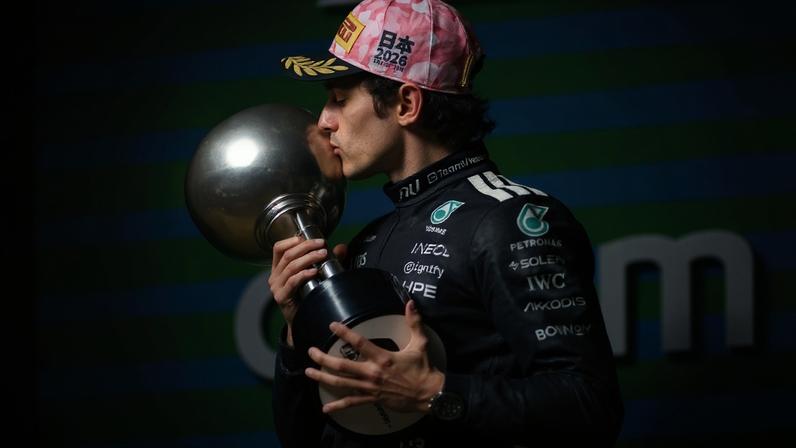 Italiano Kimi Antonelli, da Mercedes, beija o troféu da vitória no GP do Japão de Fórmula 1 (Foto: Philip FONG / AFP)