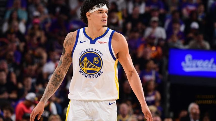 O brasileiro Gui Santos, do Golden State Warriors, observa o jogo contra o Phoenix Suns pelo Play-In. (Foto: Kate Frese/Nbae/Getty Images/Afp)