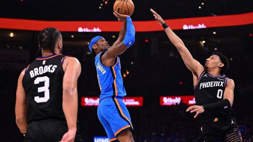 Shai Gilgeous-Alexander, do Thunder, tenta arremesso contra Ryan Dunn, do Suns, pelos playoffs da NBA (Foto: Joshua gateley/Getty images/Afp)