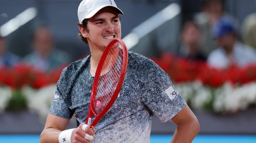 João Fonseca reage em partida contra Rafael Jodar no Masters 1000 de Madri. (Foto: Thomas Coex/AFP)