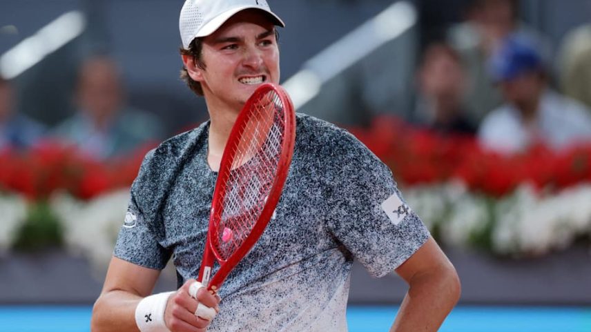 João Fonseca reage em partida contra Rafael Jodar no Masters 1000 de Madri. (Foto: Thomas Coex/AFP)