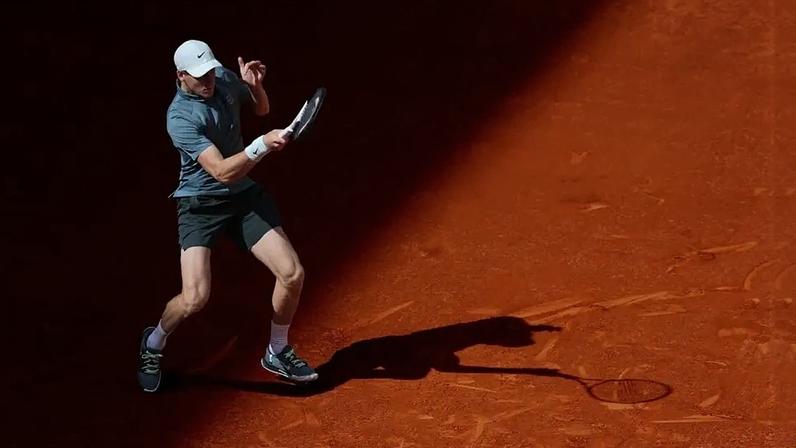 O italiano Jannik Sinner na vitória sobre o britânico Cameron Norrie em Madri (Foto: Thomas COEX / AFP)