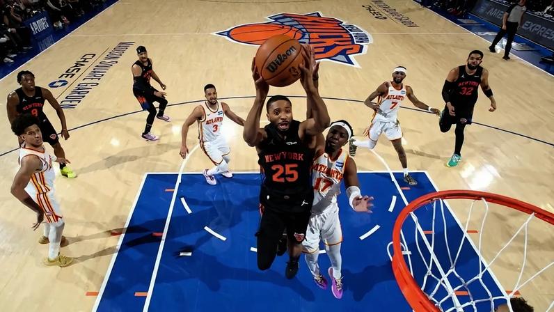 Mikal Bridges, do New York Knicks, na vitória sobre o Atlanta Hawks no Madison Square Garden. (Foto: Nathaniel S. Butler / NBAE / Getty Images / Getty Images via AFP)