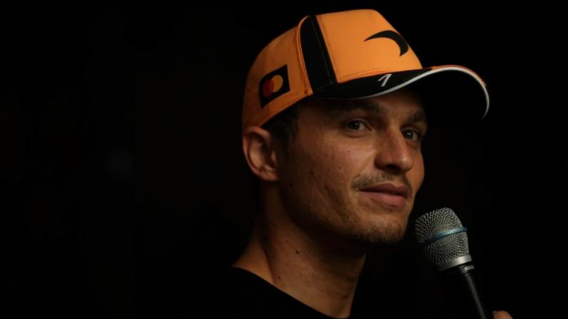 Lando Norris fala durante evento de golfe da McLaren em Coconut Grove, na Flórida. (Foto: Cliff Hawkins/Getty Images/AFP)