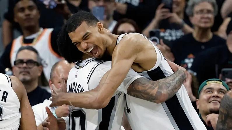 Wembanyama e Julian Champagnie, dos Spurs, comemoram vitória nos playoffs da NBA (Foto: Ronald Cortes/Getty Images)