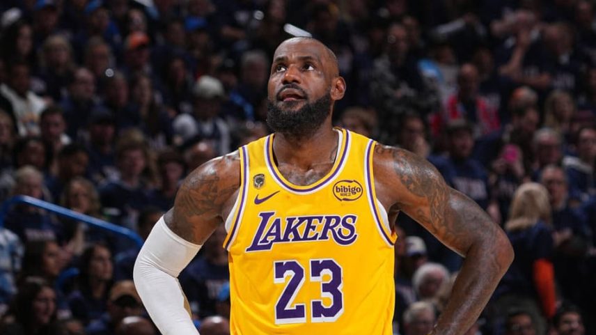 LeBron James atinge marca inédita de 300 jogos de playoffs