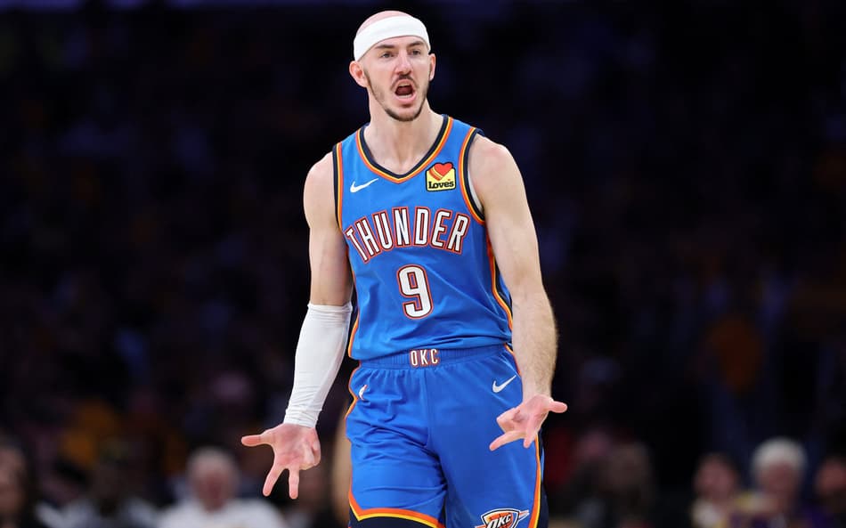 Alex Caruso vibra ao marcar cesta para o Oklahoma City Thunder nos playoffs da NBA 25/26 (Foto: LUKE HALES / GETTY IMAGES)