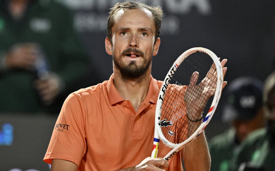 Daniil Medvedev comemora vitória no Aberto de Roma (Foto: TIZIANA FABI / AFP)