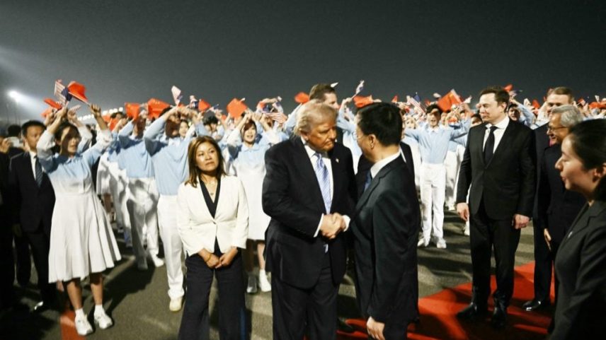 Observado por Elon Musk, Trump cumprimenta o vice-presidente chinês, Han Zheng, ao desembarcar em Pequim – foto: Brendan Smialowski/AFP