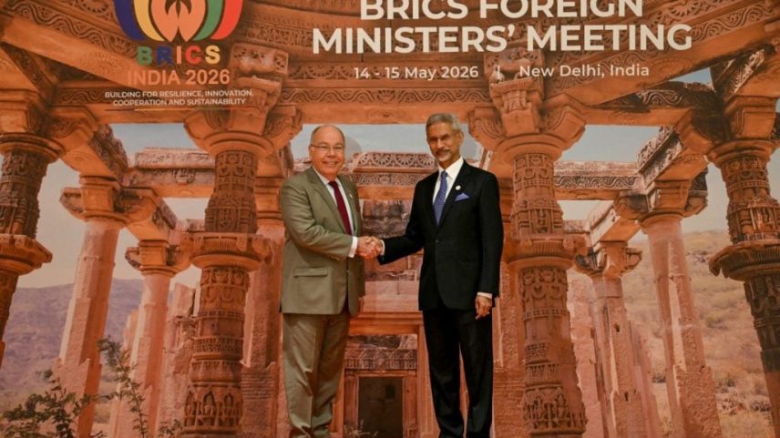 O ministro brasileiro das Relações Exteriores, Mauro Vieira, é recebido pelo chanceler indiano, Subrahmanyam Jaishankar, para a reunião de ministros do Brics – foto: Arun Sankar/AFP