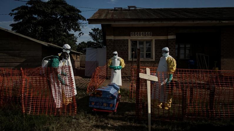 Médicos desinfetam o caixão de possível vítima de Ebola na República Democrática do Congo – foto: John Wessels/AFP