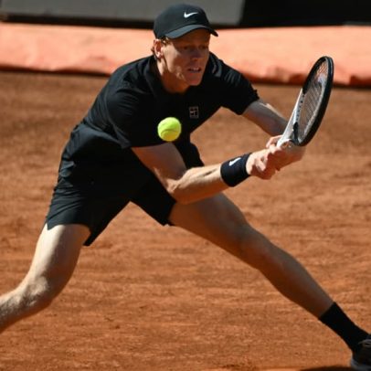 Número 1 do mundo, Sinner sofre virada e cai em Roland Garros