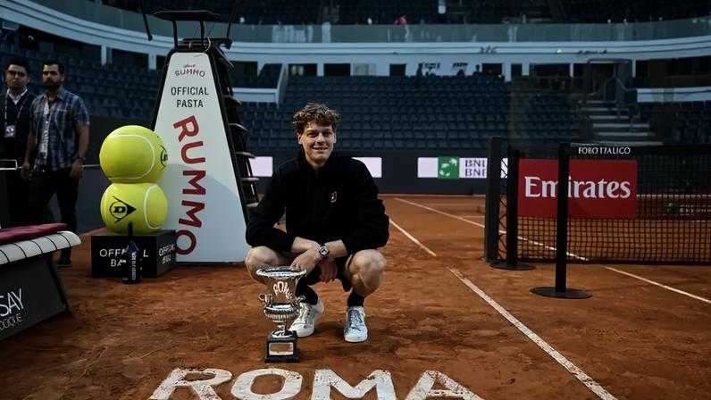O italiano Jannik Sinner conquistou o Masters 1000 de Roma pela primeira vez (Foto: Filippo MONTEFORTE / AFP)