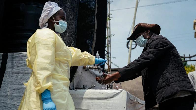 Mulher lava as mãos antes de entrar em um hospital que atende pessoas com suspeita de ebola na República Democrática do Congo – foto: Jospin Mwisha/AFP