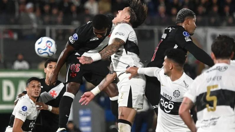 Jogadores do Olimpia e Vasco disputando a bola durante a partida válida pela Sul-Americana
