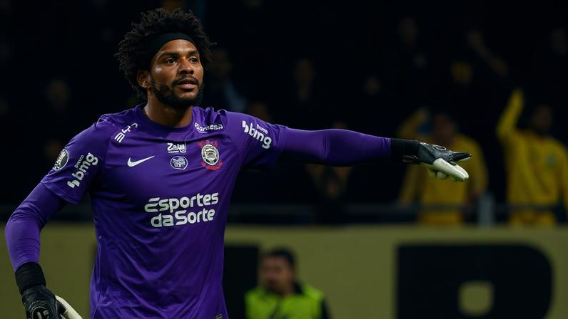 Hugo Souza foi titular diante do Peñarol (Foto: Dante Fernandez/AFP)