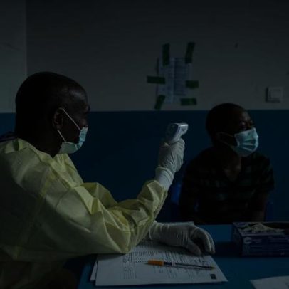 RD Congo tem mais de 900 casos suspeitos de Ebola; Uganda confirma infecções