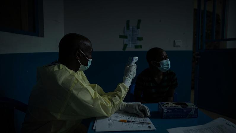 RD Congo tem mais de 900 casos suspeitos de Ebola; Uganda confirma infecções