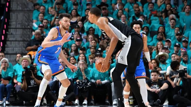Victor Wembanyama, do San Antonio Spurs, é marcado por Chet Holmgren, do Oklahoma City Thunder, durante o jogo três das finais da Conferência Oeste (Foto: Michael gonzales/Nbae via getty images/Afp)