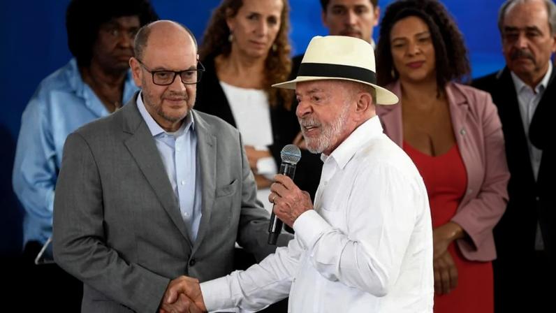 Presidente Lula cumprimenta o juiz e governador em exercício do Rio de Janeiro, Ricardo Couto de Castro, em evento na Fiocruz. Foto: Daniel RAMALHO / AFP