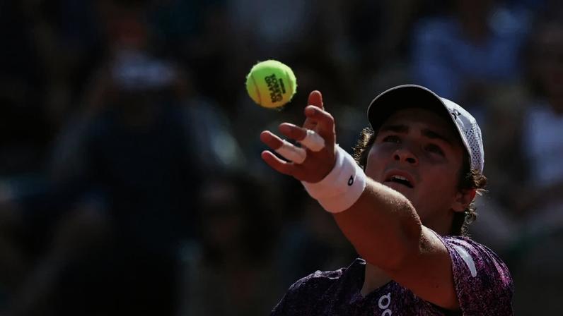 O brasileiro João Fonseca saca contra o francês Luka Pavlovic durante a partida de simples masculina no primeiro dia do torneio de tênis de Roland Garros, na quadra Simonne-Mathieu, em Paris (Foto: Alain Jocard / Afp)