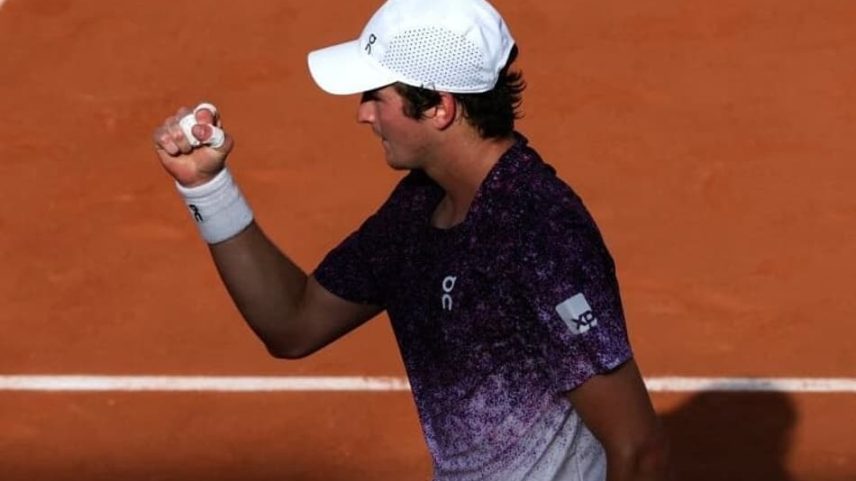 João Fonseca comemora ponto na estreia de Roland Garros contra o francês Luka Pavlovic (Foto: Alain JOCARD / AFP)