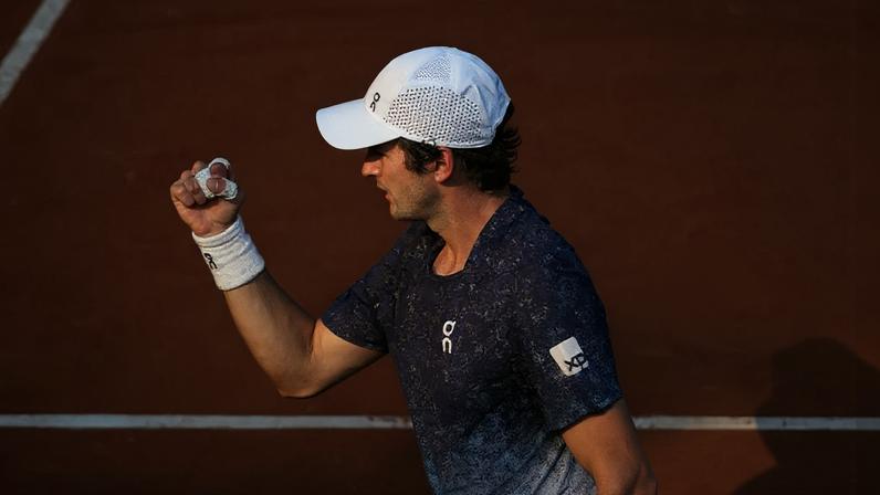 João Fonseca comemora ponto na estreia de Roland Garros contra o francês Luka Pavlovic (Foto: Alain JOCARD / AFP)