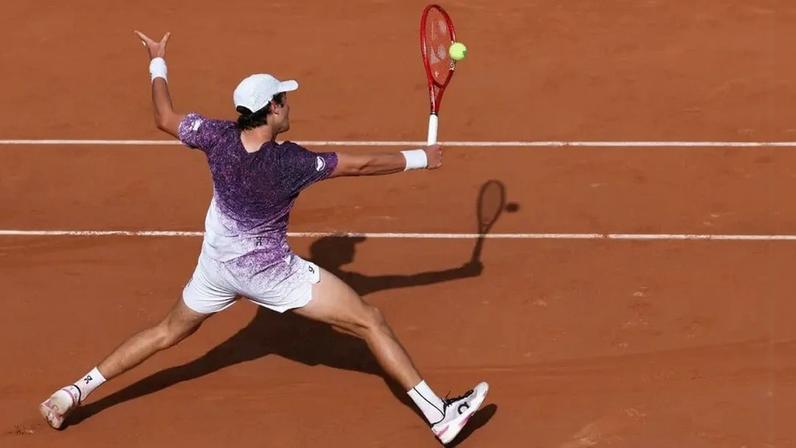 João Fonseca voleia na estreia de Roland Garros contra o francês Luka Pavlovic (Foto: Alain JOCARD / AFP)