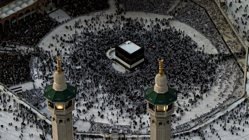 Muçulmanos fazem orações junto da Kaaba, antes do início da peregrinação a Meca – foto: Zain Jaafar/AFP